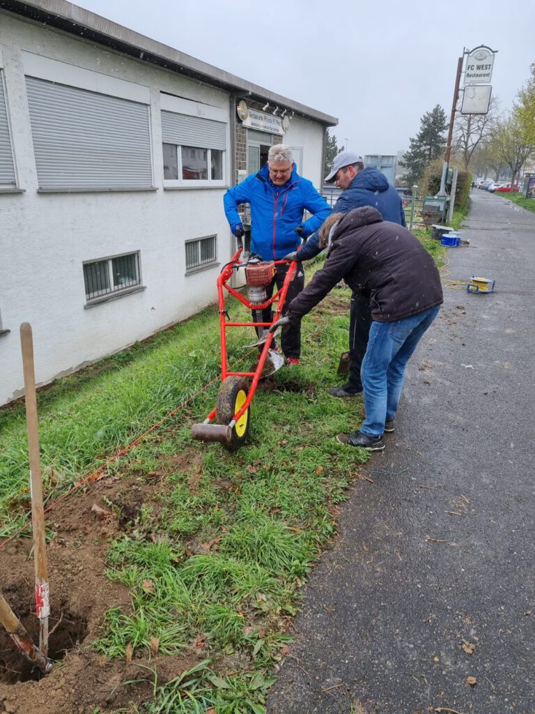 Löcher setzen für die Zaunpfosten