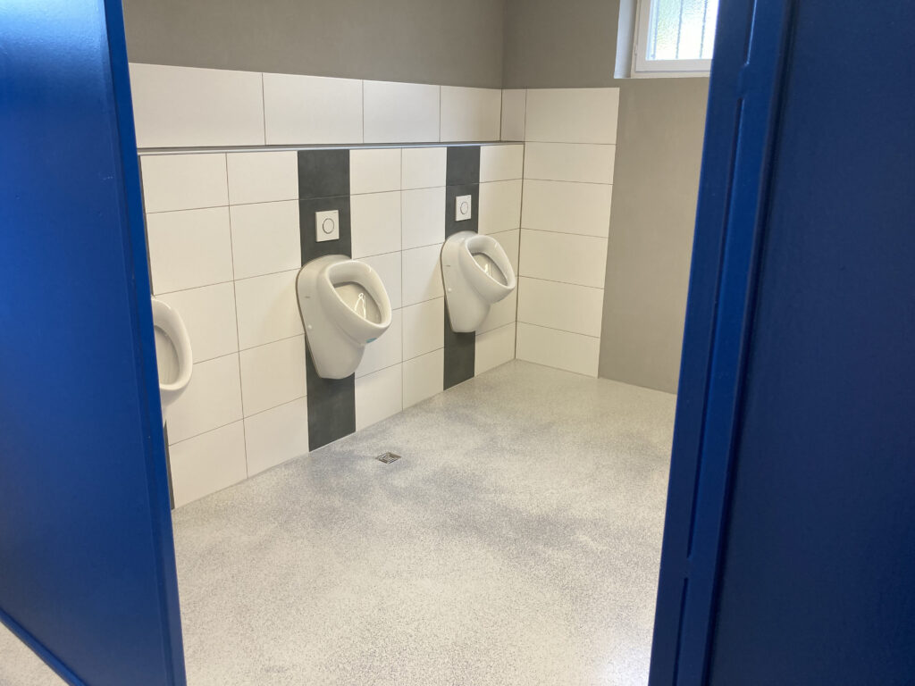 Neu gestaltetes Herren-WC