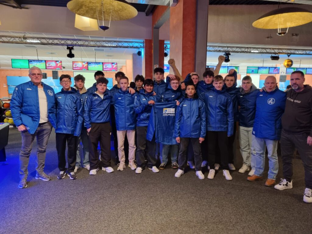 Unsere B-Jugend in den neuen Allwetterjacken