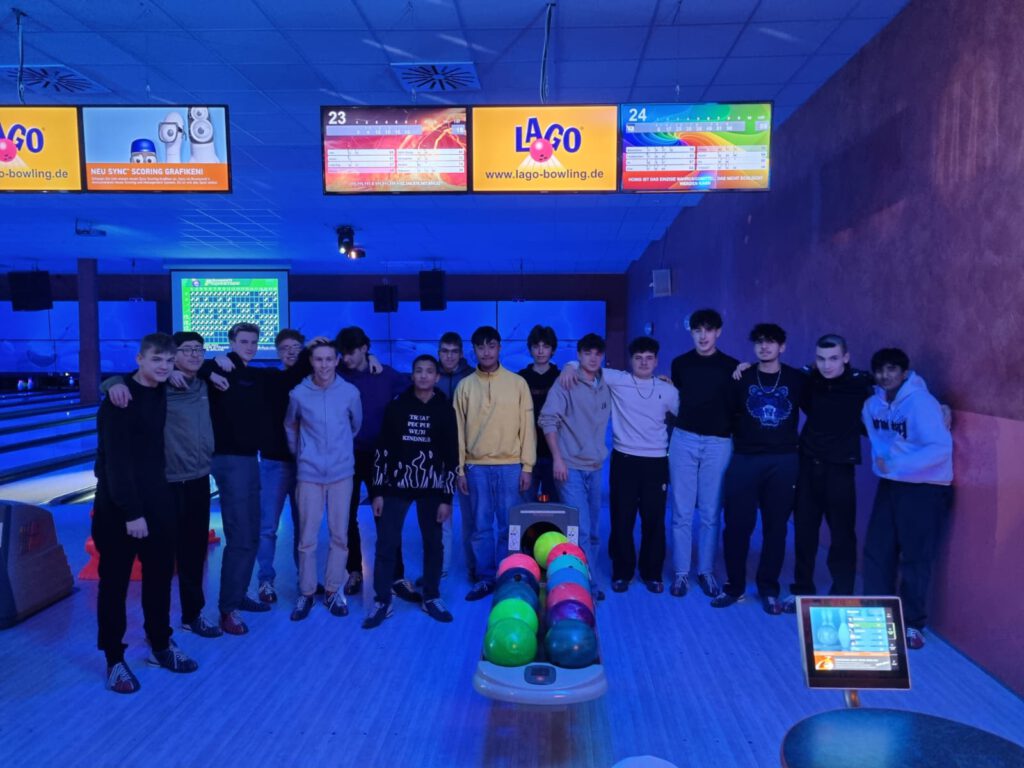 Die Jungs auf der Bowlingbahn