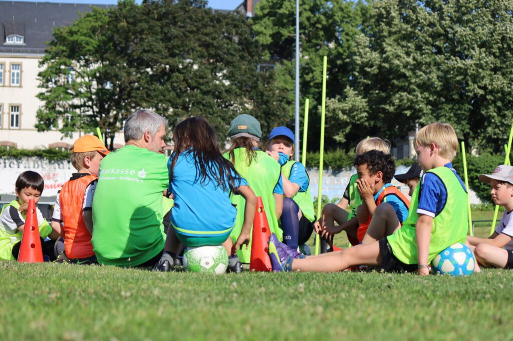 Carlo mit den Kindern im Sitzkreis