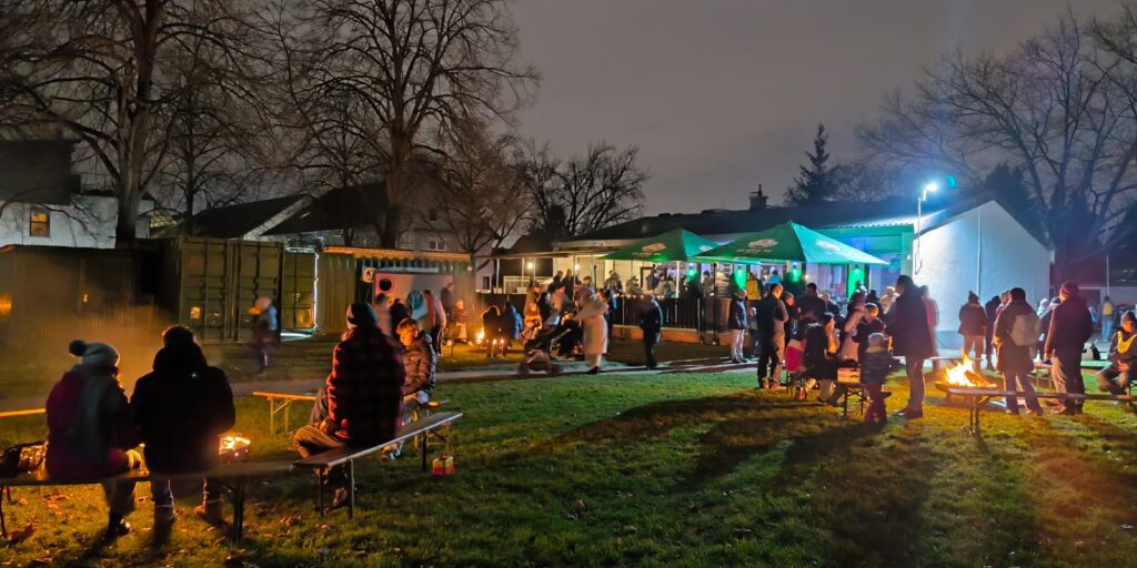 Weitblick mit einigen der Feuerschalen