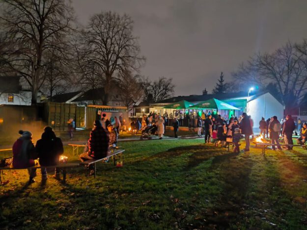 Weitblick mit einigen der Feuerschalen
